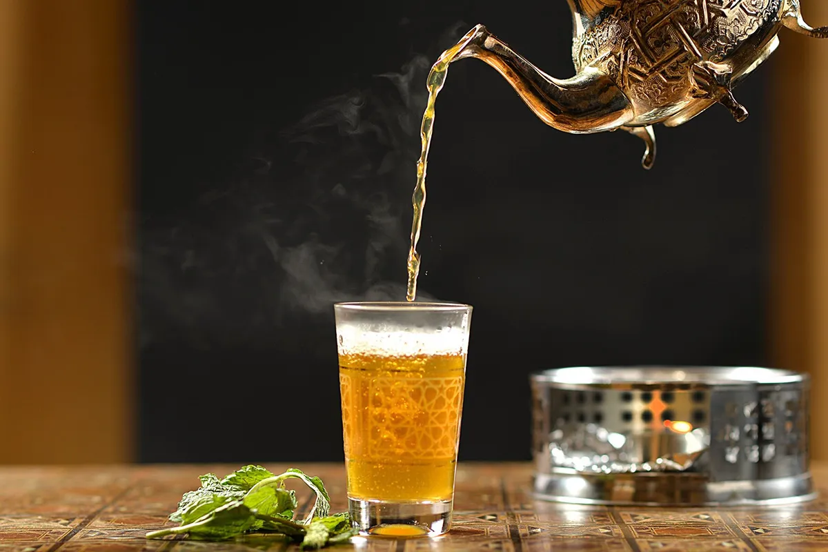 Diferentes estilos de té servidos en Turquía, Egipto, Jordania, Emiratos Árabes Unidos y Marruecos.