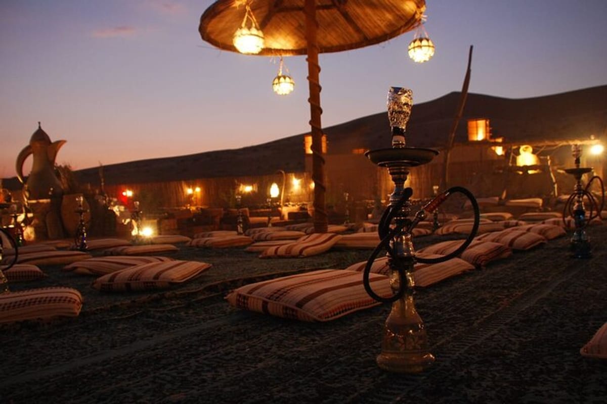 Campamento beduino tradicional en el desierto al atardecer