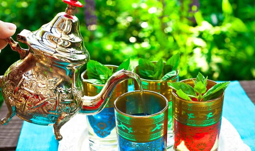 ¿Por qué en Medio Oriente y el Magreb siempre te ofrecen té? La historia detrás de una de las tradiciones más importantes del mundo árabe