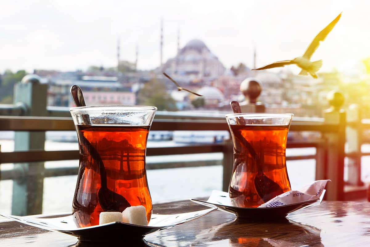 Té turco servido en el clásico vaso de cristal con forma de tulipán.