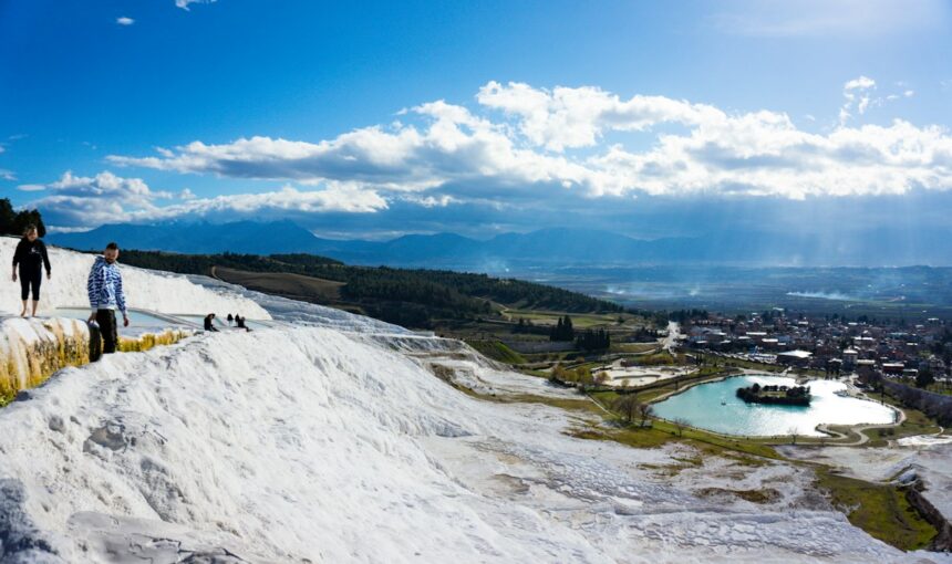 Pamukkale y Hierápolis: donde la naturaleza construyó un paisaje y los romanos levantaron una ciudad